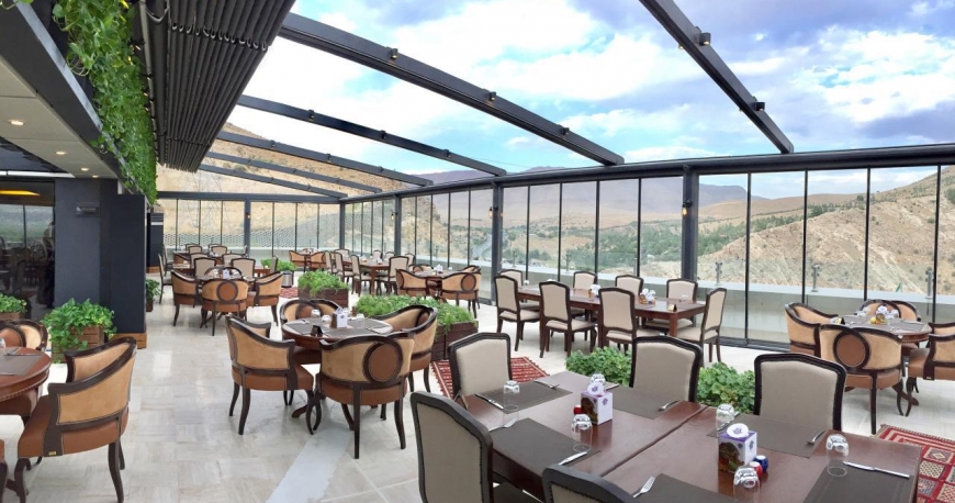 رستوران بام هتل بزرگ شیراز