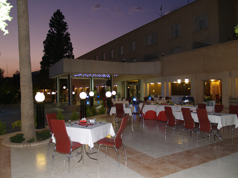 محوطه و رستوران هتل پارک سعدی شیراز