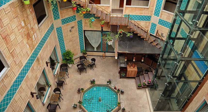 محوطه و کافی شاپ هتل سنتی وکیل شیراز
